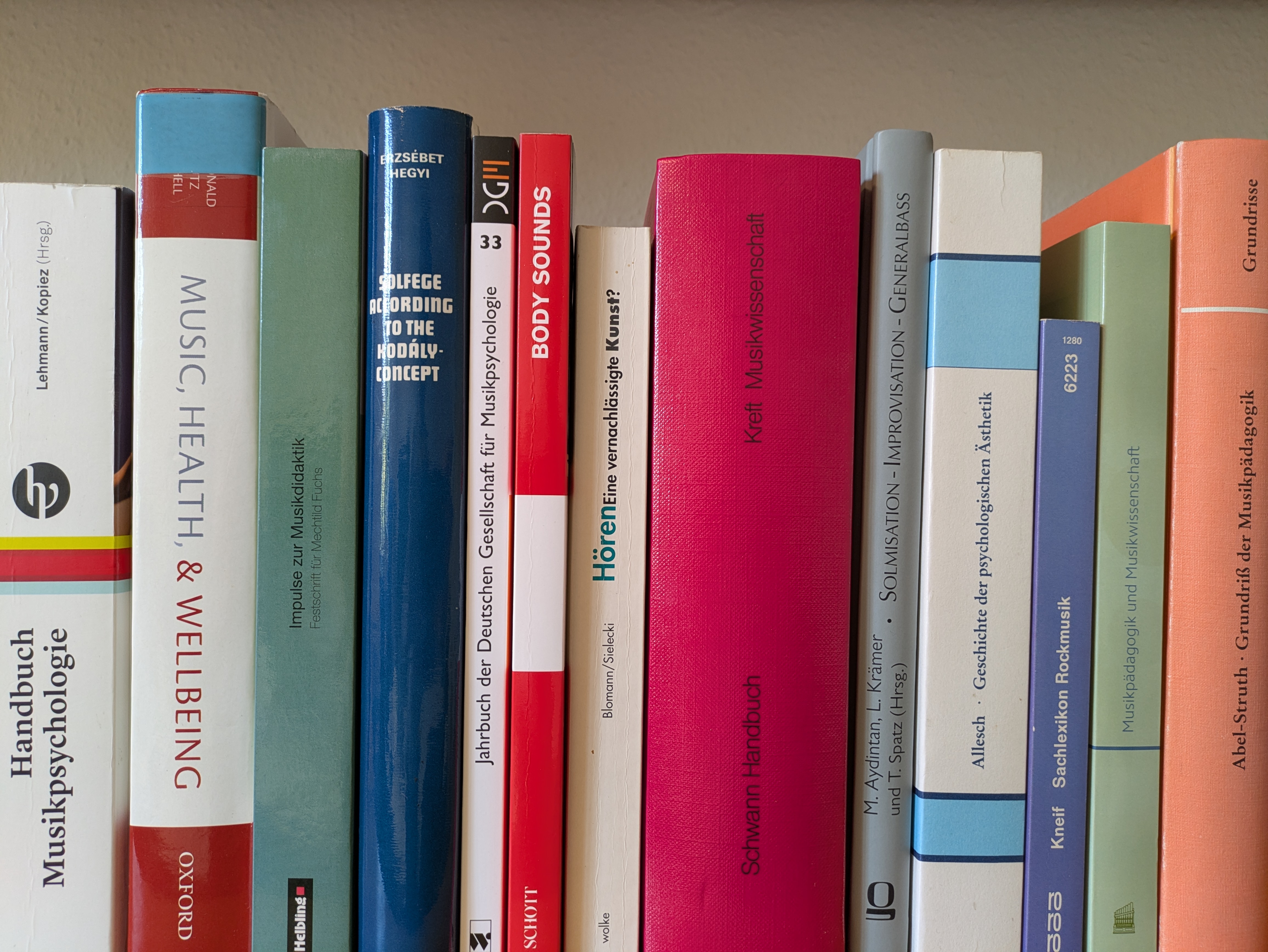 Bücher in einem Bücherregal
