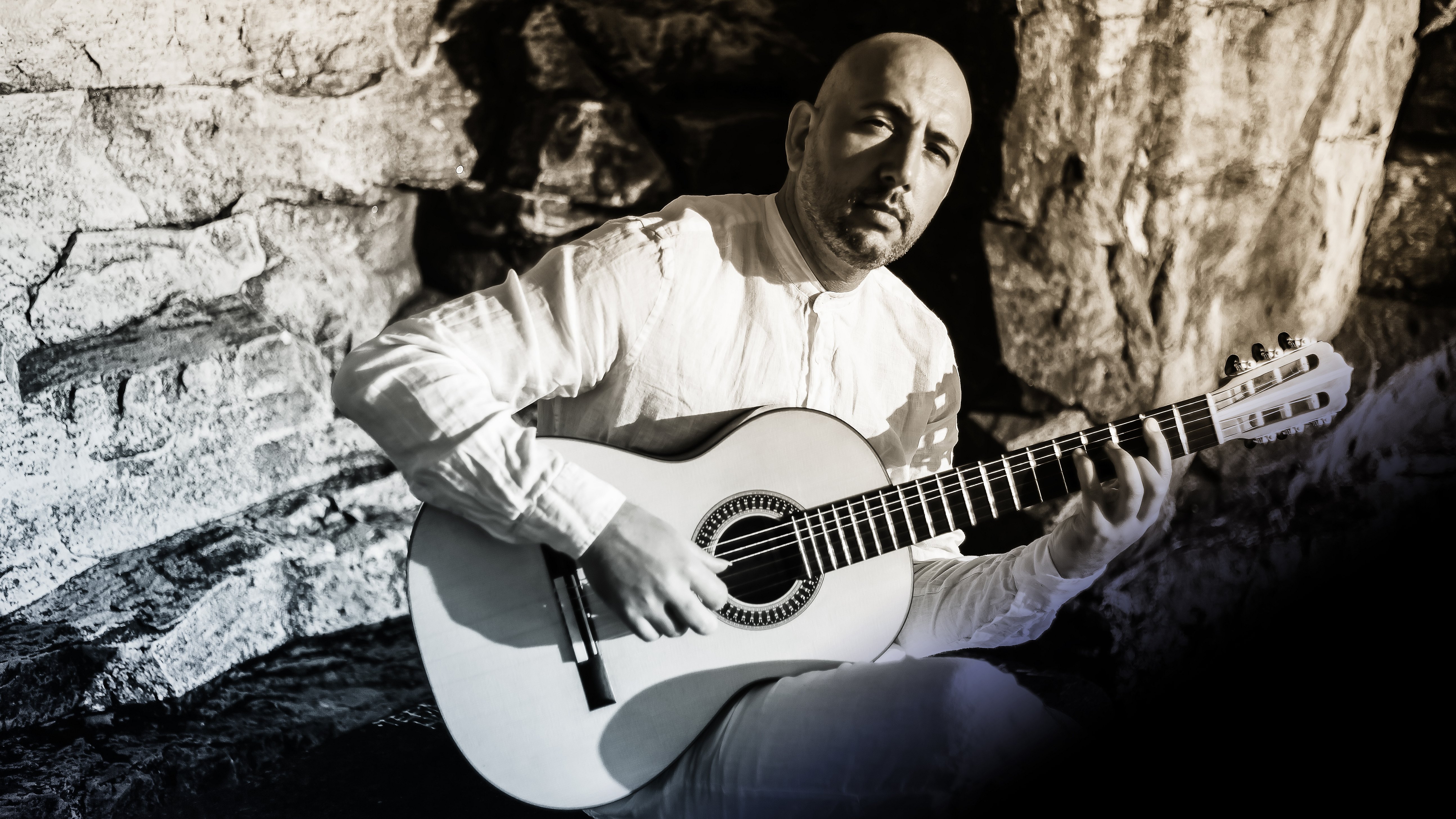 Julio Azcano an der Gitarre