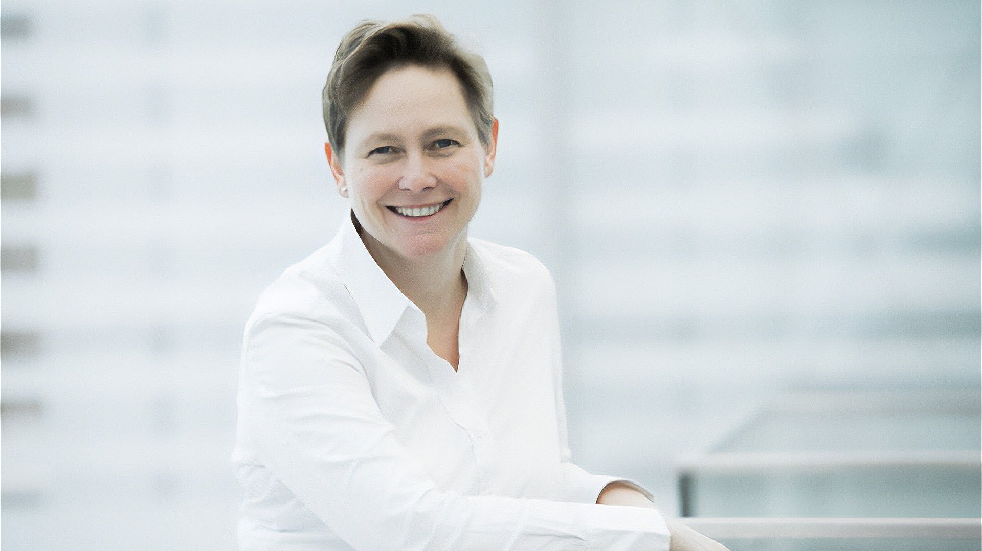 Porträt von Carolin Stahrenberg vor weißem Hintergrund