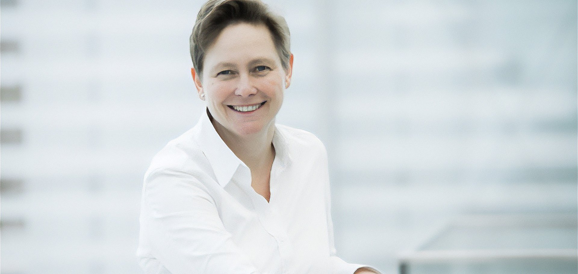 Porträt von Carolin Stahrenberg vor weißem Hintergrund