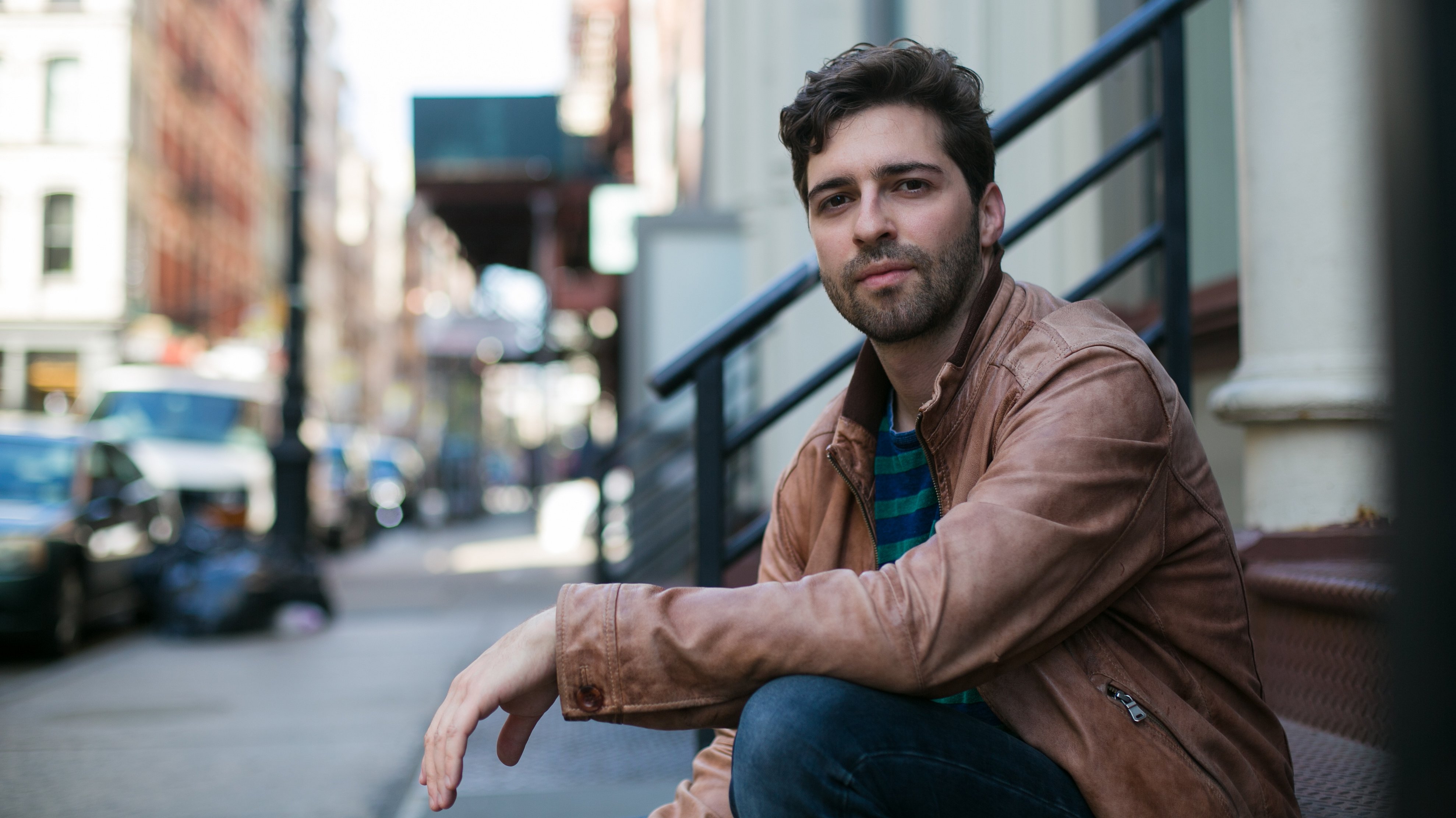 Philipp Teriete sitzt auf einer Treppe