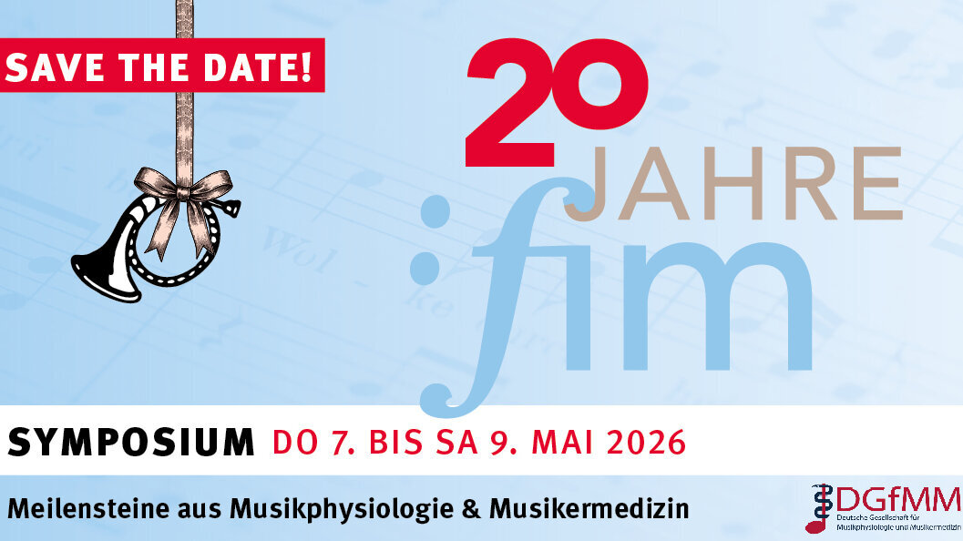 Ein Horn hängt an einer Geburtstagsschleife neben der Schrift "20 Jahre FIM".