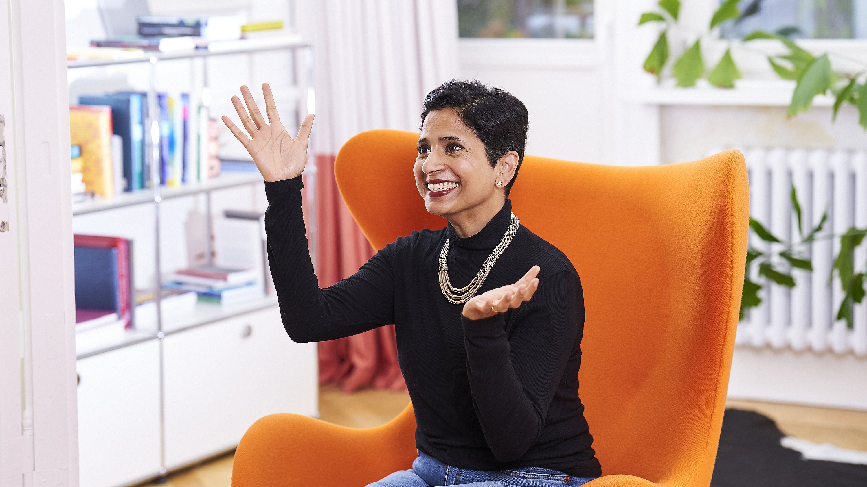 Natasha Loges in einem Sessel, diskutierend