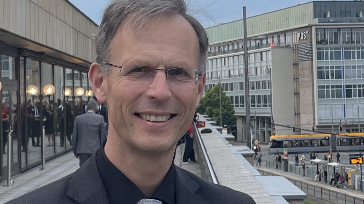 Dietmar Neutatz auf der Terrasse des Gewandhauses Leipzig.