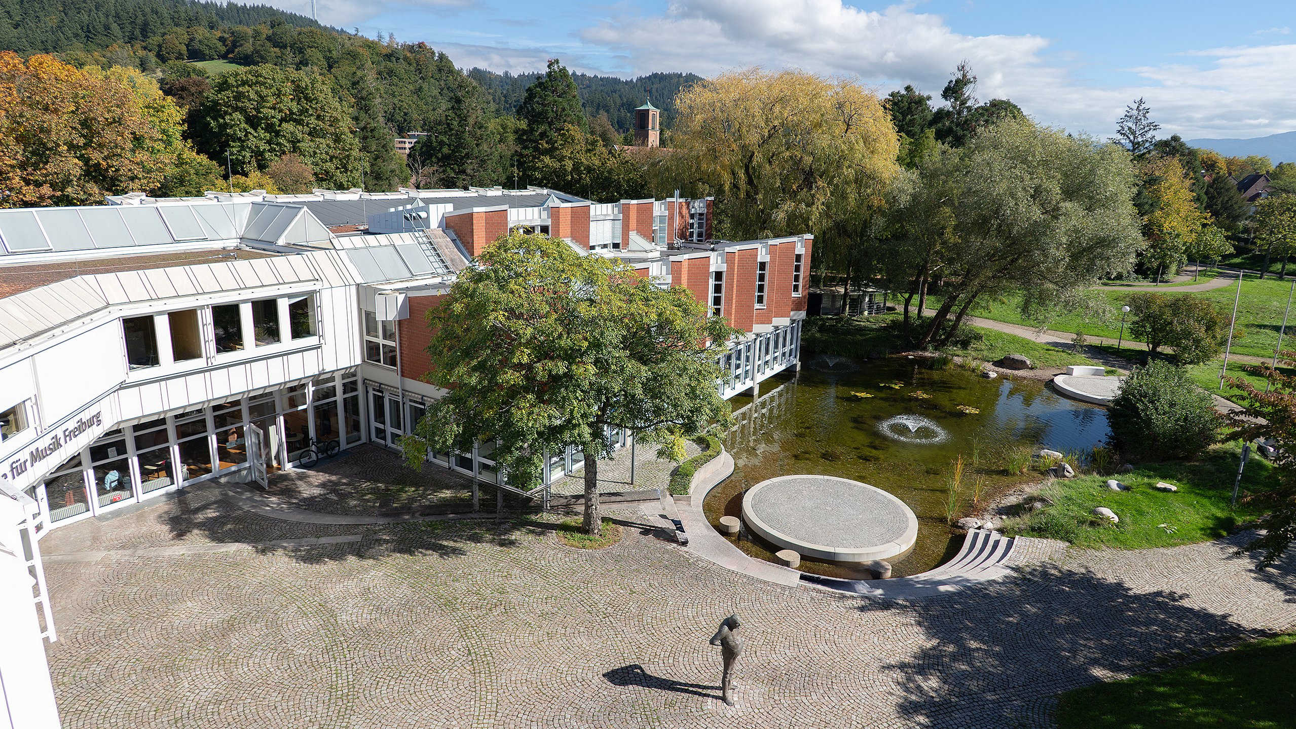 Luftaufnahme des Hauptgebäudes der Hochschule für Musik Freiburg
