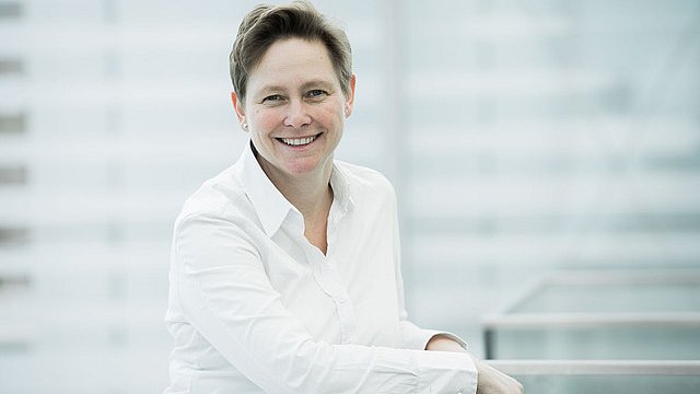Porträt von Carolin Stahrenberg vor weißem Hintergrund